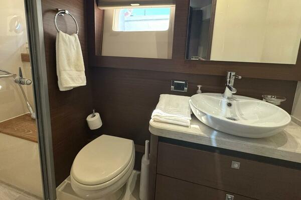 2016 Sea Ray 510 Fly 'Bateau d’Amis' - Master Head