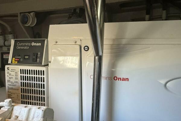 2016 Sea Ray 510 Fly 'Bateau d’Amis' - Generator