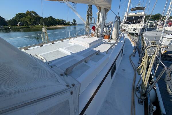 Outrageous 43ft Mason Yacht For Sale