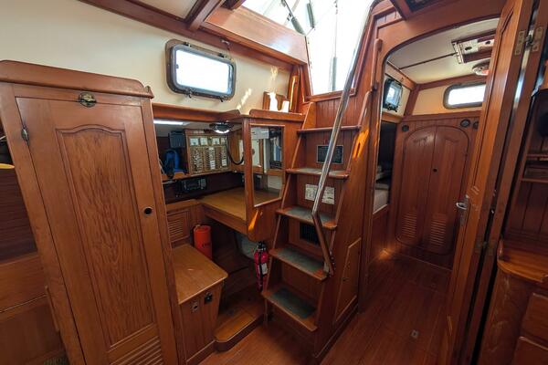 Outrageous 43ft Mason Yacht For Sale