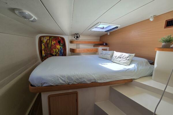 Spy Hop II 43ft Robertson  amp  Caine Yacht For Sale