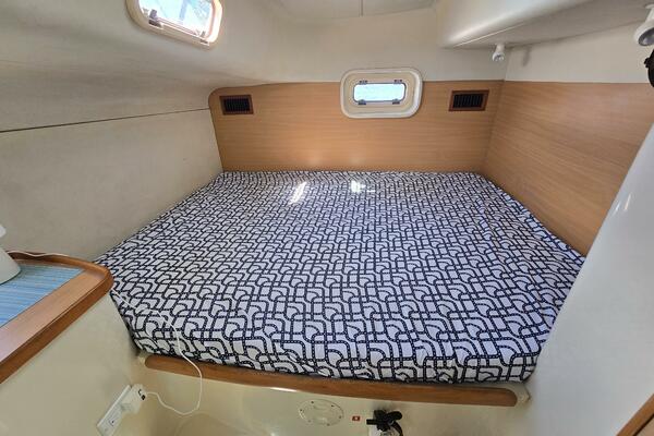 Spy Hop II 43ft Robertson  amp  Caine Yacht For Sale
