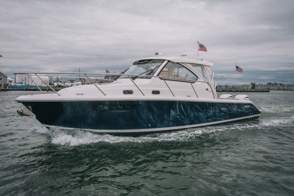 Amazing Grace 32ft Pursuit Yacht For Sale