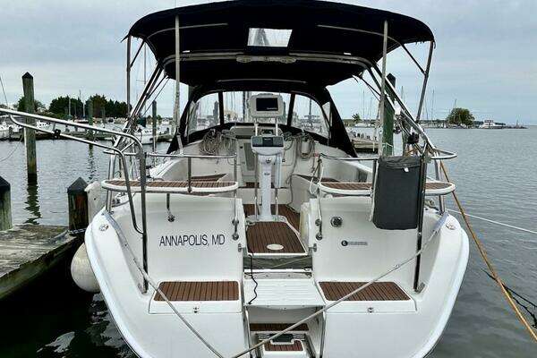 Photo of the 2006 Hunter 38 "WINDEPENDENCE"