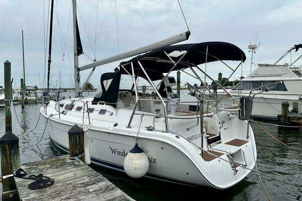 Photo of the 2006 Hunter 38 "WINDEPENDENCE"