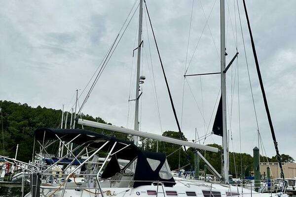 Photo of the 2006 Hunter 38 "WINDEPENDENCE"