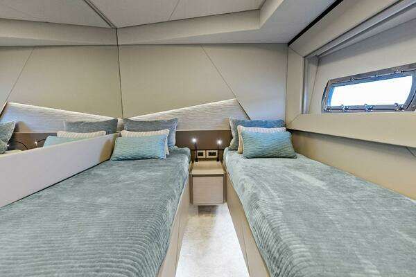 Pershing 7X Yacht For Sale