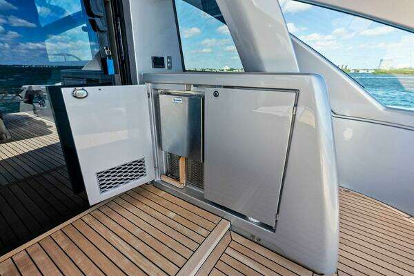 Pershing 7X Yacht For Sale