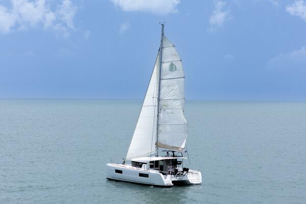 Wanderlust 40ft Lagoon Yacht For Sale