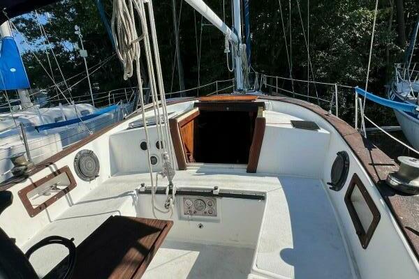 Ella Lin 37ft Endeavour Yacht For Sale