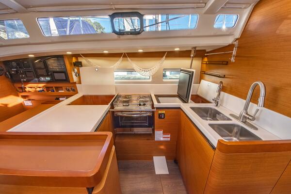 Cinnamon Girl 44ft Jeanneau Yacht For Sale