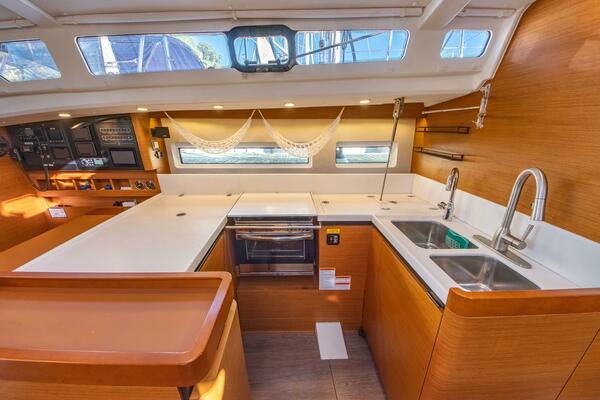 Cinnamon Girl 44ft Jeanneau Yacht For Sale
