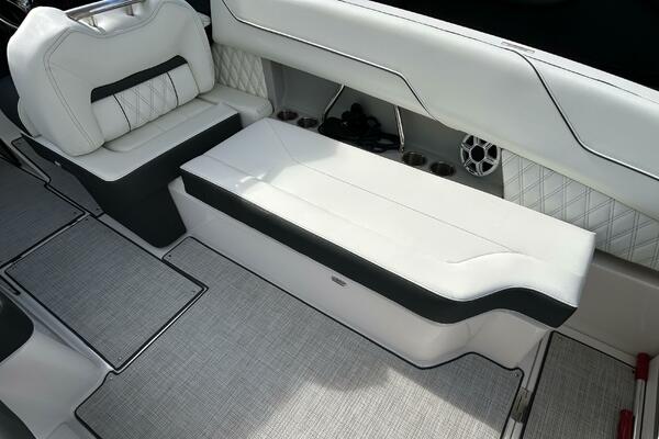 2026 Regal 26 LX6 - Cockpit Seating