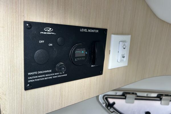 2026 Regal 26 LX6 - Head Controls