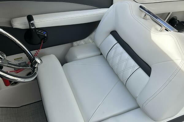 2026 Regal 26 LX6 - Helm Seating