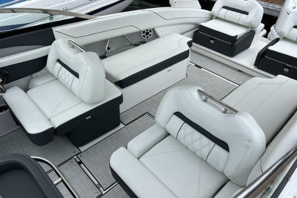 2026 Regal 26 LX6 - Cockpit