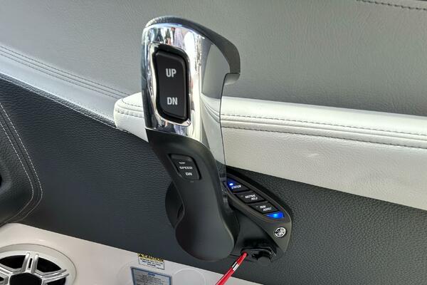 2026 Regal 26 LX6 - Helm Controls