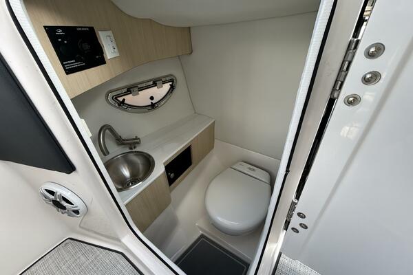 2026 Regal 26 LX6 - Head