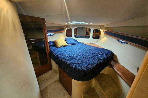 2004 Cruisers Yachts 37