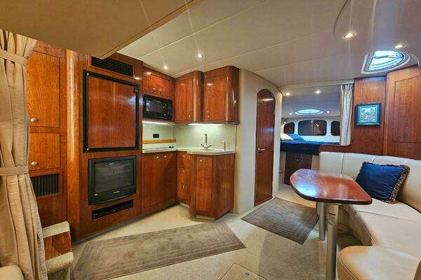 2004 Cruisers Yachts 37