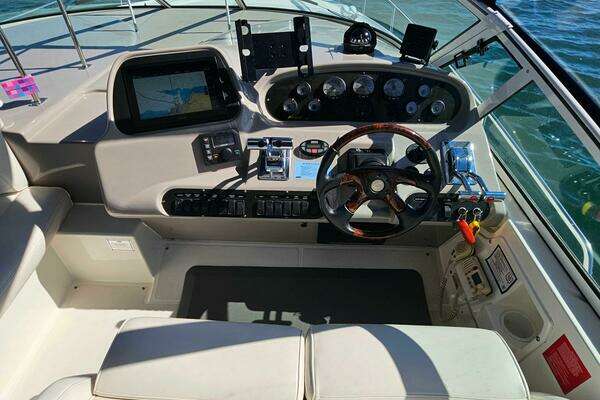 2004 Cruisers Yachts 37