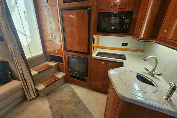 2004 Cruisers Yachts 37
