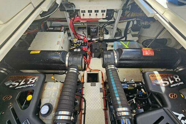 2004 Cruisers Yachts 37