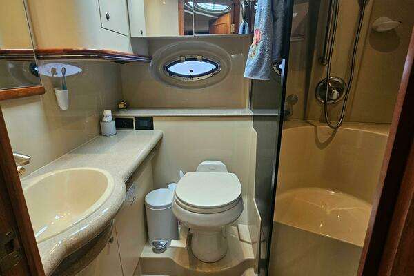 2004 Cruisers Yachts 37