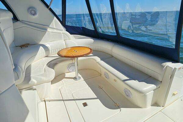 2004 Cruisers Yachts 37