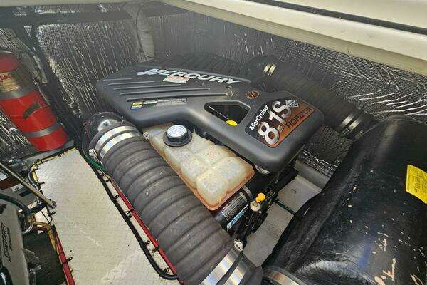 2004 Cruisers Yachts 37