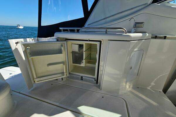 2004 Cruisers Yachts 37