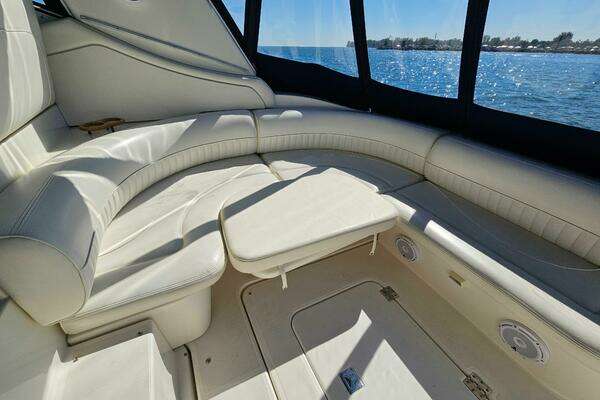 2004 Cruisers Yachts 37