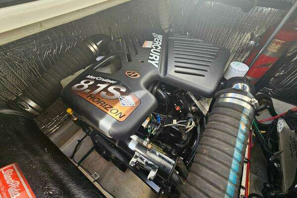 2004 Cruisers Yachts 37