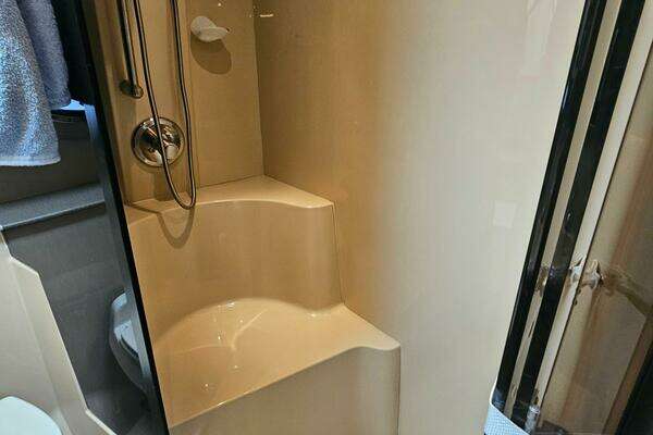 2004 Cruisers Yachts 37