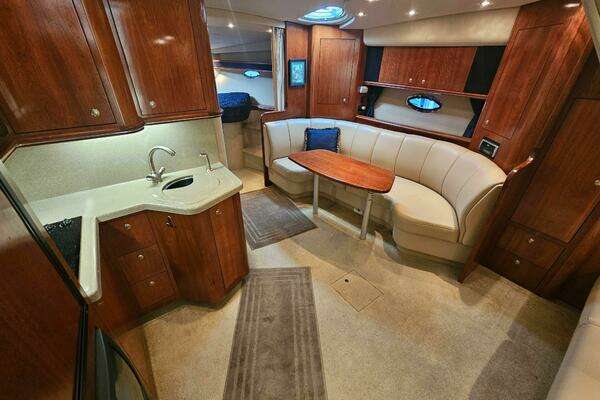 2004 Cruisers Yachts 37
