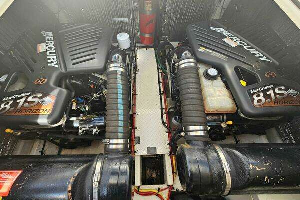 2004 Cruisers Yachts 37