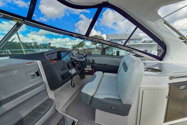 Regal 33 XO Yacht For Sale