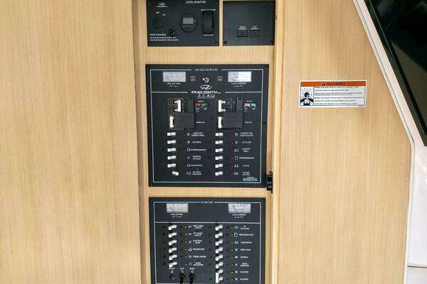 Regal 33 XO Yacht For Sale