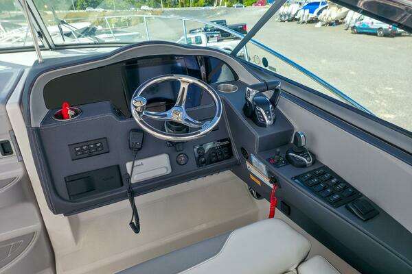 Regal 33 XO Yacht For Sale