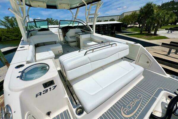Photo of the 2019 Robalo R317