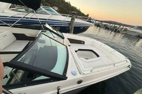 Photo of the 2019 Sea Ray SDX 270
