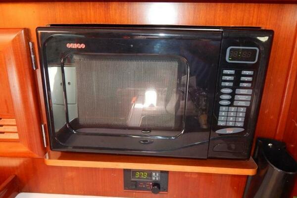 Maxed Out 37ft Beneteau Yacht For Sale