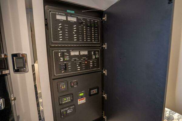 VanDutch 55 Yacht For Sale