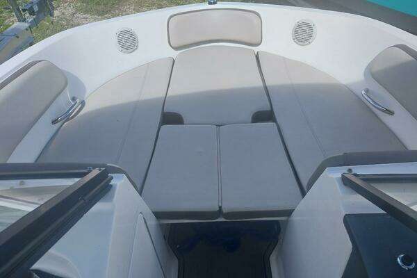 Photo of the 2017 Bayliner VR5