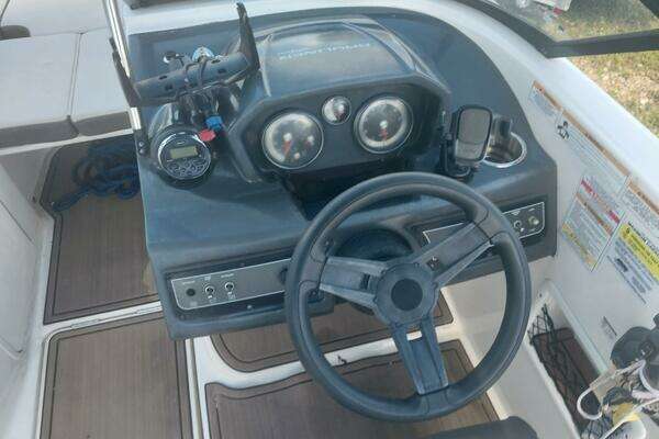 Photo of the 2017 Bayliner VR5