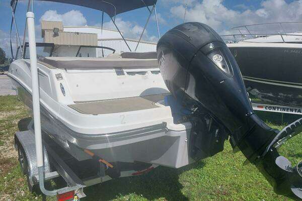 Photo of the 2017 Bayliner VR5