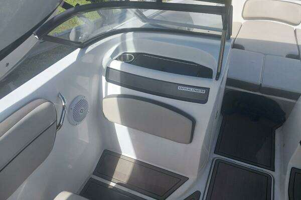 Photo of the 2017 Bayliner VR5