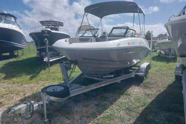 Photo of the 2017 Bayliner VR5