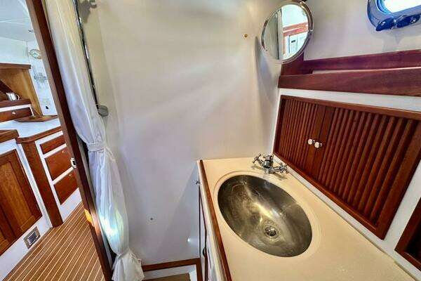 Lyman-Morse Monhegan 38 - Twin Jet Yacht For Sale