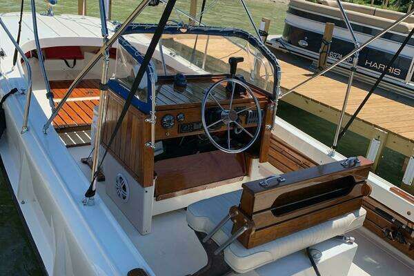 Photo of the 1972 Boston Whaler 21 Outrage Rib Side